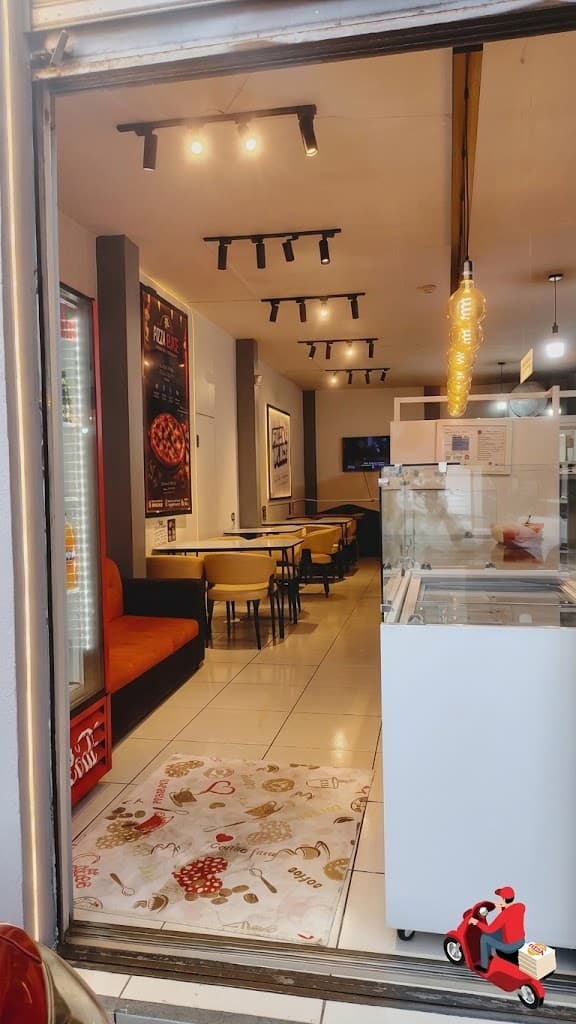 Repartidor de PIZZA PLACE en moto con cajas de pizza